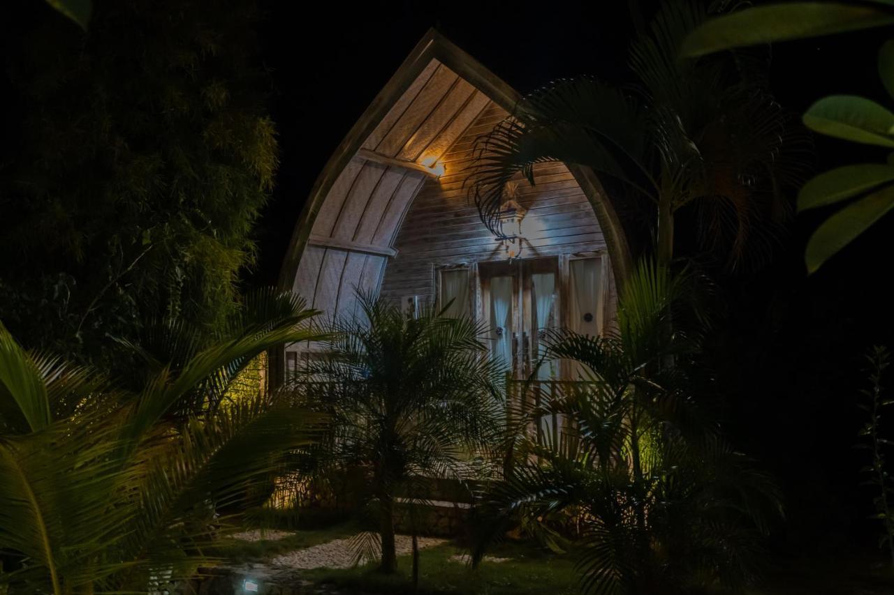 Hotel The Mel Huts à Batununggul Extérieur photo