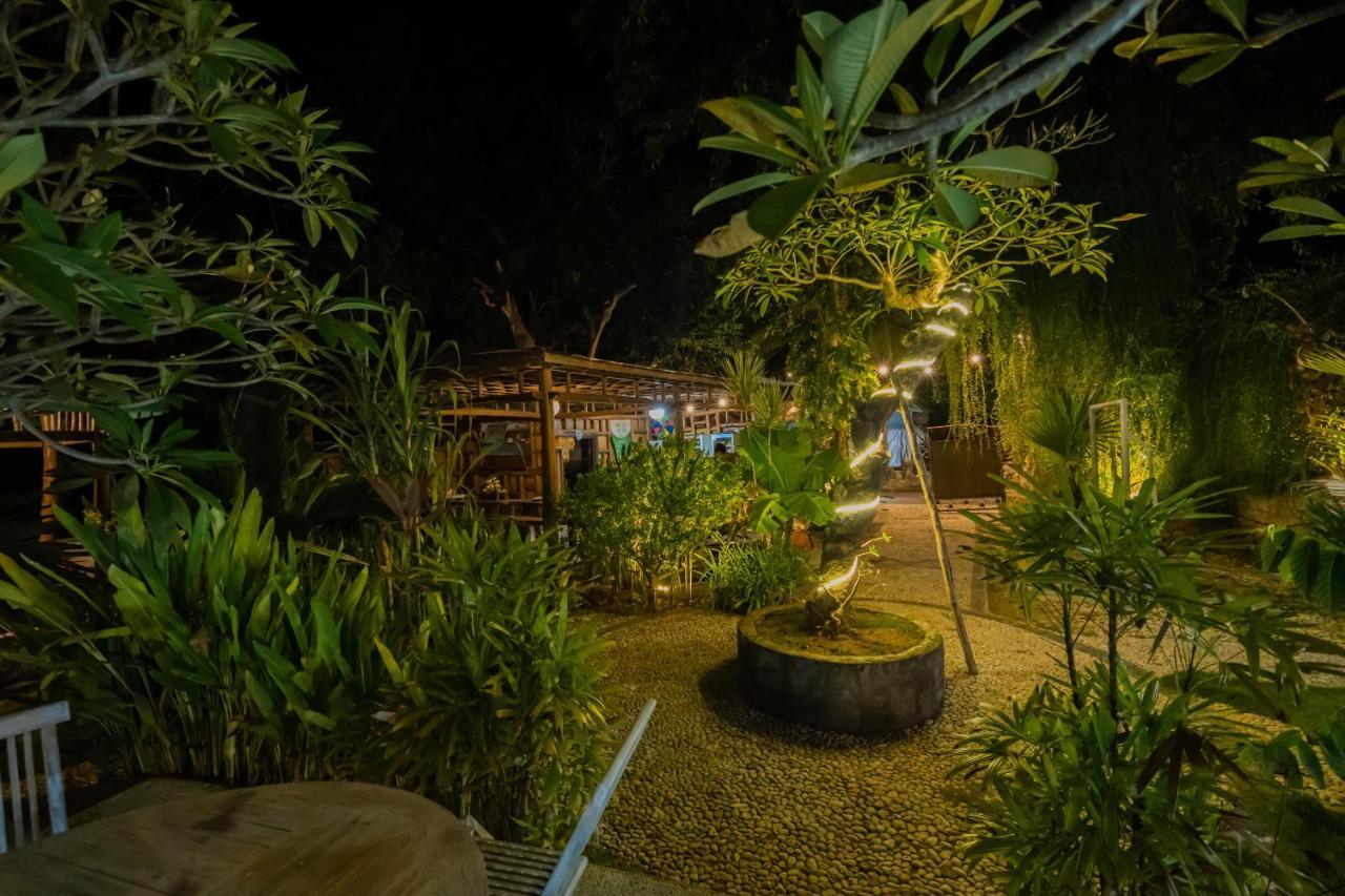 Hotel The Mel Huts à Batununggul Extérieur photo