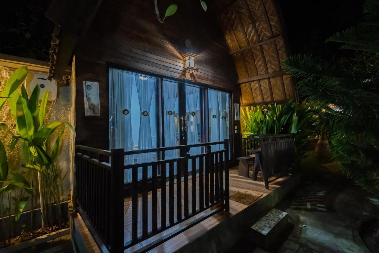 Hotel The Mel Huts à Batununggul Extérieur photo